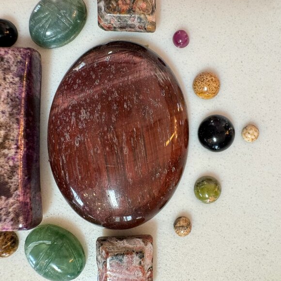 Cabochon Gemstone and Pendant Lot with Jade, Jasper, Carved Scarab and More - Picture 4 of 16